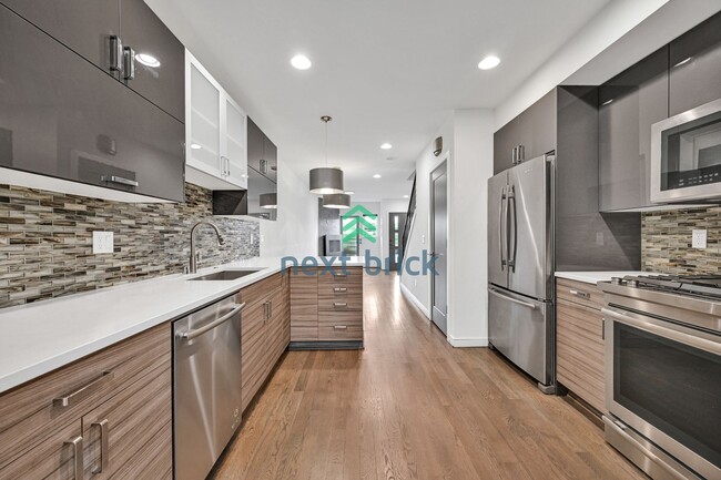 Building Photo - Stunning 3-Bed, 2.5-Bath Townhome in West ...