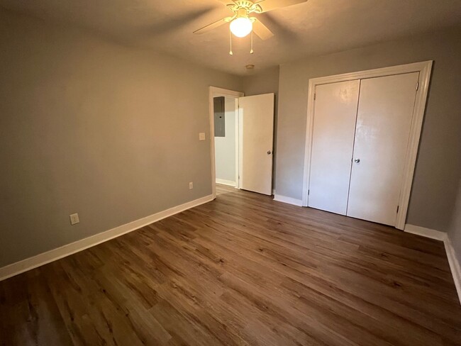 Building Photo - 3 Bedroom 1.5 Bath Apartment - Downtown Ch...