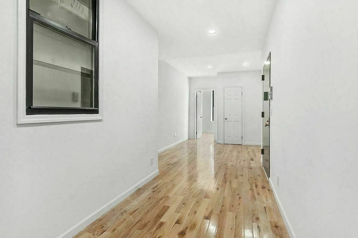 Building Photo - Two Bedroom Apartment UES