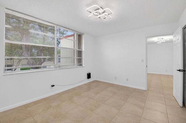 Building Photo - 10 Willowbrook Ln