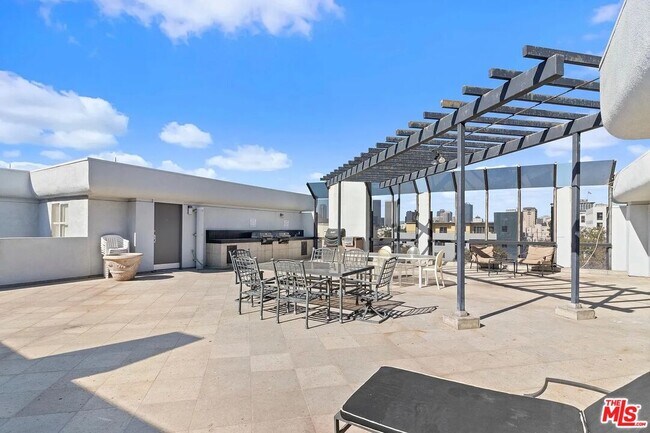 Building Photo - 121 S Palm Dr