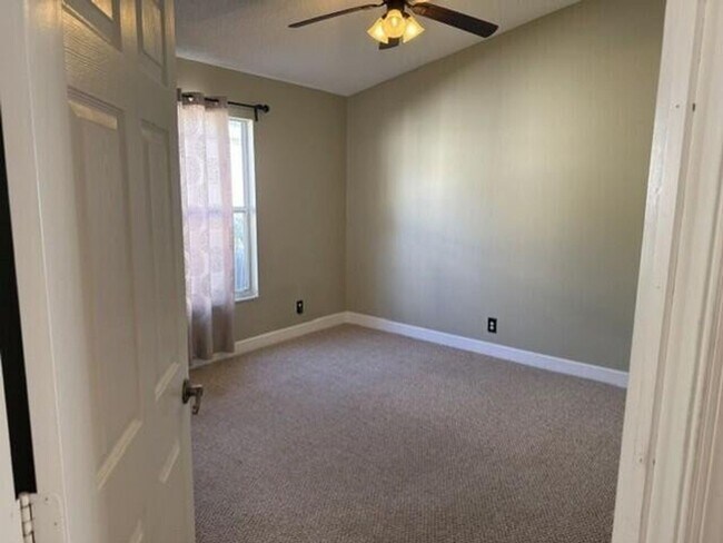 Building Photo - 1045 Island Manor Dr