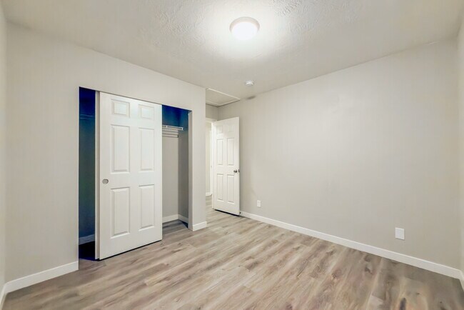 Building Photo - 1831 W Quarter Horse Ave