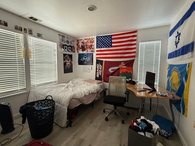 Building Photo - 2802 Sycamore Ln