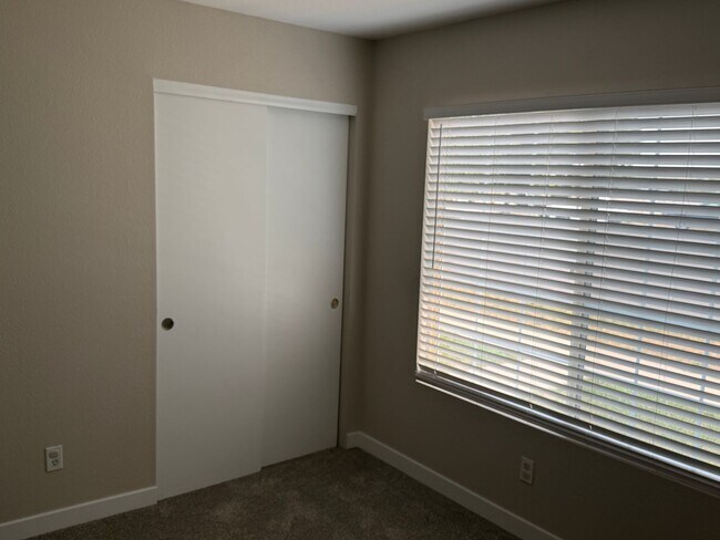 Building Photo - Spacious 4-bed, 3-bath home on a quiet cul-de-sac — no lawn maintenance required.
