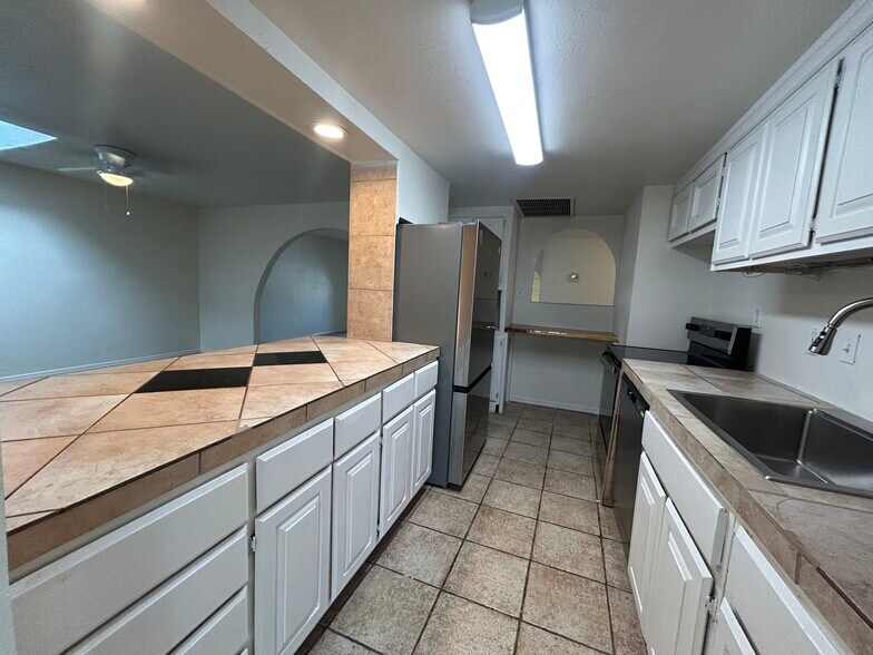 Building Photo - 3062 N 42nd Ave