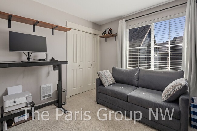 Building Photo - Stylish Model Hm in Issaquah Highlands * Park-Facing, EV Charger, Designer Upgrades & Very Walkable!