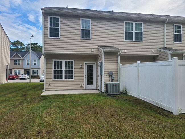 Building Photo - 2 bedroom, 2.5 bath unfurnished townhouse in Holly Ridge - Beacon Woods Community