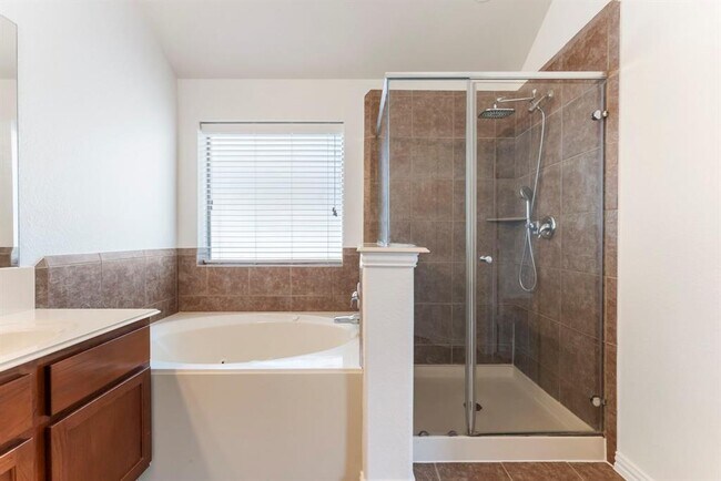 Building Photo - 28519 Lockeridge View Dr