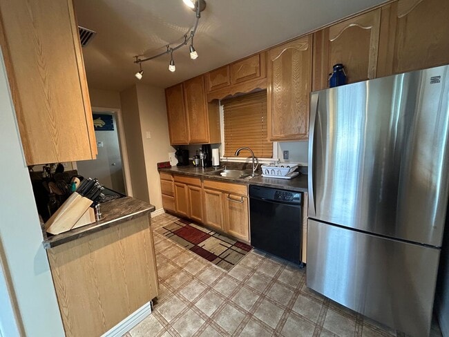Building Photo - Adorable 5 Bed 2 Bath Cottage Home