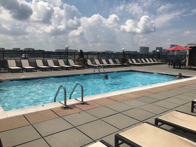 Building Photo - FREE RENT! Great Foggy Bottom One Bedroom with Roof Top Pool & Gym includes utilities!