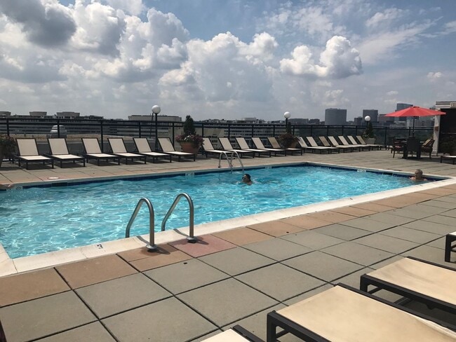 Building Photo - Great Foggy Bottom One Bedroom with Roof T...