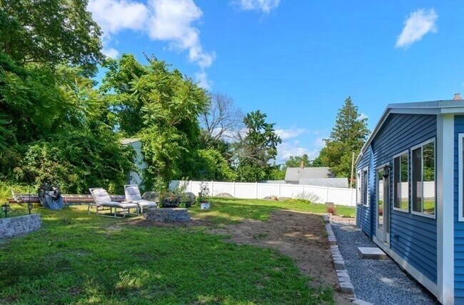 Building Photo - 142 E Meadow Rd