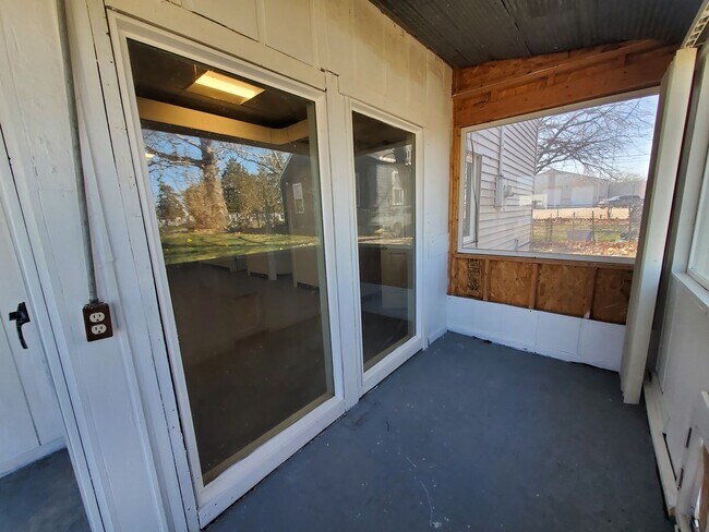 Building Photo - FOR RENT- Large UNIQUE open layout single ...
