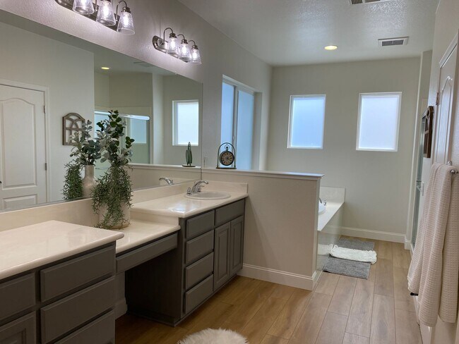 Building Photo - BEAUTIFUL TWO STORY MERCED HOME FOR RENT!