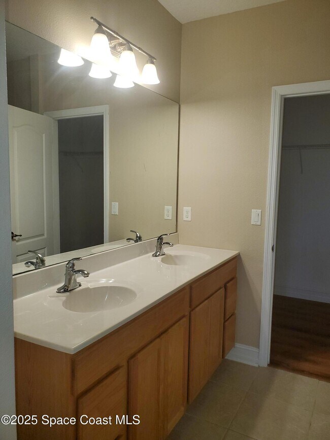 Building Photo - 1045 Venetian Dr
