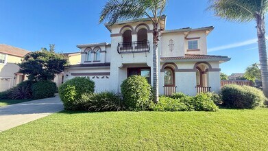 Building Photo - New listing! Bright and Spacious, Close to Parks and Trails