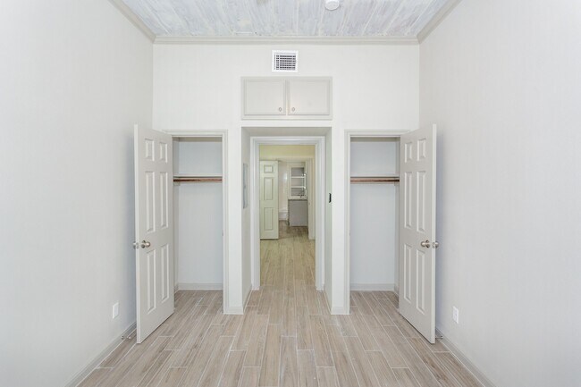 Building Photo - 215 N Milby St