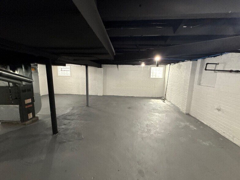 Building Photo - This beautifully updated 3-bedroom, 1-bath...