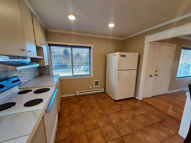 Building Photo - 2 bedroom 1 bath home with huge fenced in ...