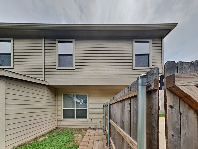 Building Photo - 10661 Traymore Dr
