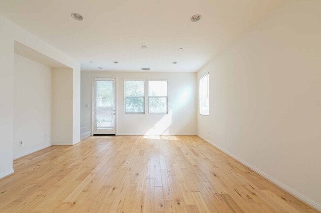 Building Photo - 4 Bedroom & 2 Bathroom