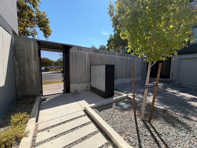 Building Photo - 2419 Binnen Ln