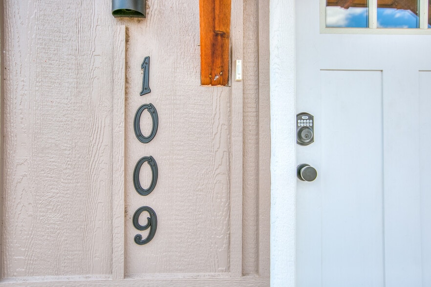 Building Photo - 1009 Holiday Dr