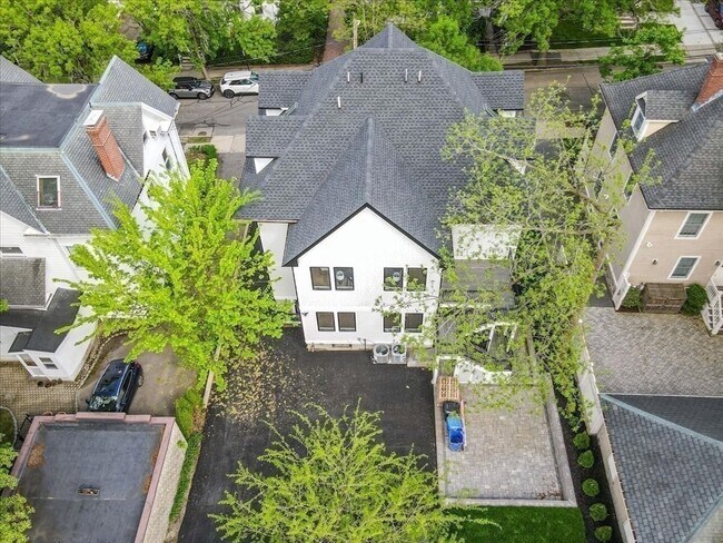 Building Photo - 116 Thorndike St
