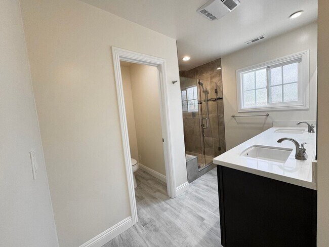Building Photo - Beautiful 4 Bedroom 3.5 Bathroom Home in t...