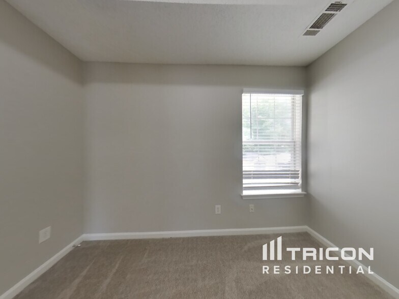 Building Photo - 5587 Sapphire Cir