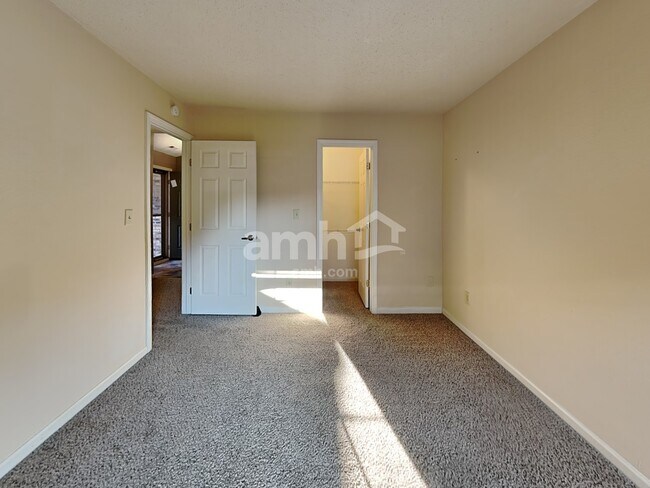 Building Photo - 372 E Pine Ridge Dr