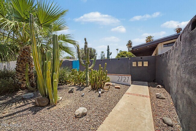 Building Photo - 2727 E Montecito Ave