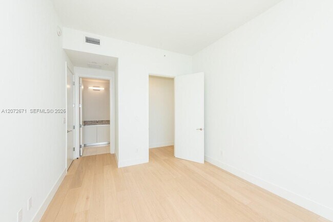 Building Photo - 175 SE 25th Rd