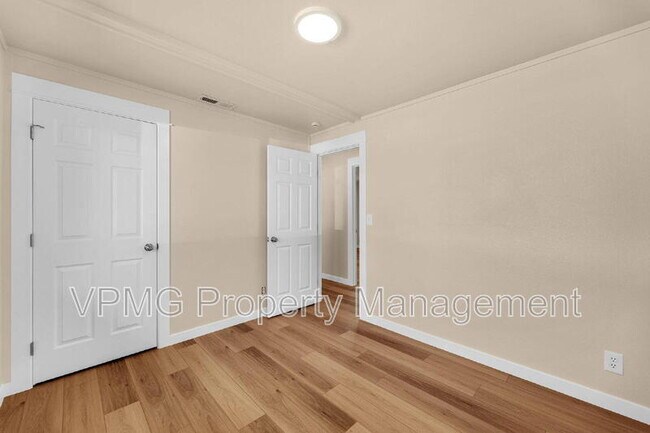 Building Photo - 14907 NE 34th St