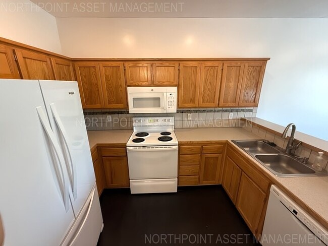 Building Photo - 3 Bed, 2 Bath Townhome SPECIAL!
