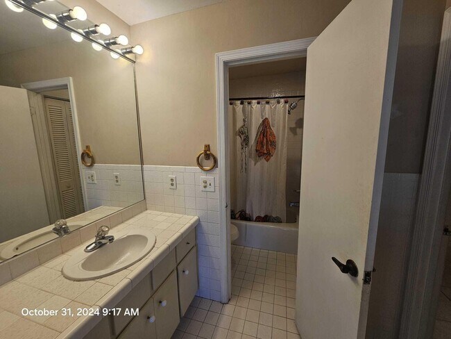 Building Photo - 788 SE River Ct