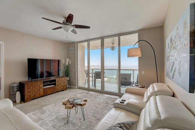 Building Photo - 2650 Lake Shore Dr