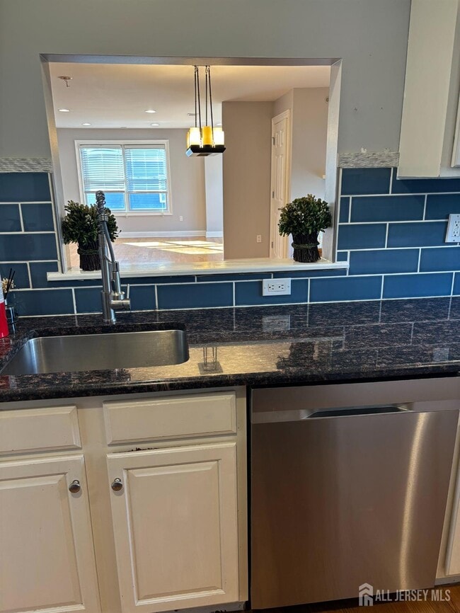 Building Photo - 112 N Broadway