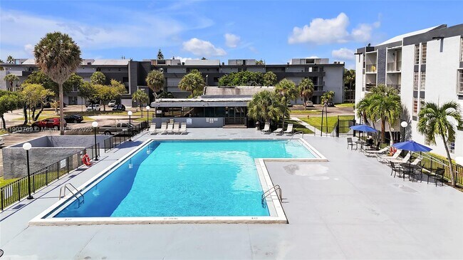 Building Photo - 210 Fontainebleau Blvd