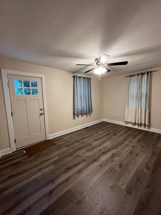Building Photo - Cozy Cottage in West Nashville, Walk to Charlotte Park, Easy Interstate Access, Fenced Yard, Pet ...