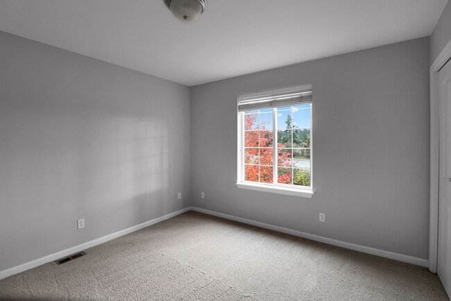 Building Photo - 3 Bed 2.5 Bath - Fireside - RV/Boat Parking - Fort Nugent Park