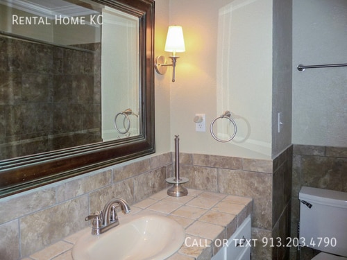 Building Photo - 5521 W 98th Pl