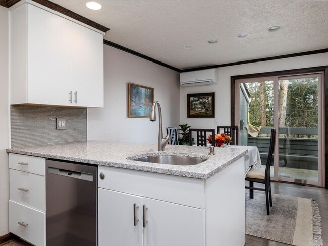 Building Photo - Beautiful 3 bedroom unit near in Lake Oswe...