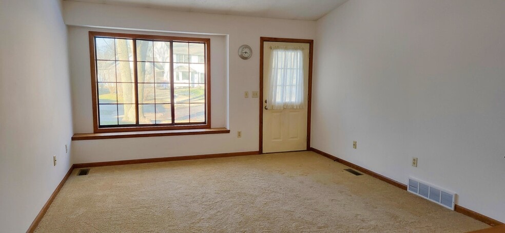Living Room, Main Floor - 1216 Dale Ct NE