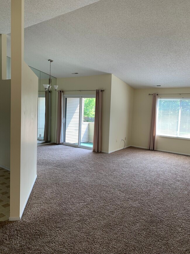 Dining - 6680 Ridgefield Cir