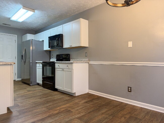 Building Photo - 162 Cavalier Dr