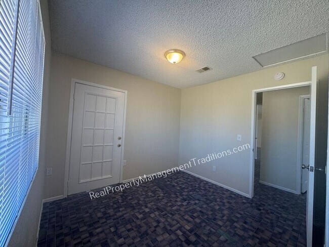 Building Photo - Large Lot 4 + 2 in Lake Los Angeles