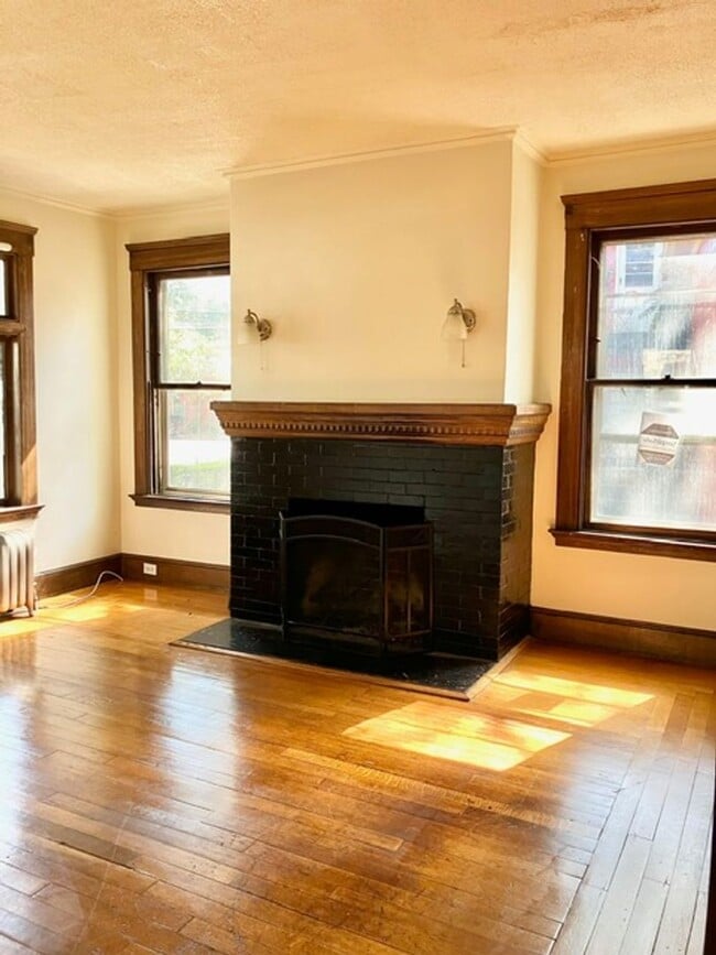 Building Photo - College Rental