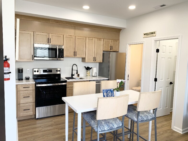 Building Photo - 1600 S Charles St